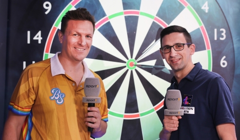 Dart-WM knackt bei Sport 1 erneut die Millionen-Marke - Das Moderatoren-Duo Basti Schwele und Robert Marijanovic (r.) kann über eine Million Zuschauer:innen bei den Übertragungen der Dart-WM begrüßen - Foto: Sport 1